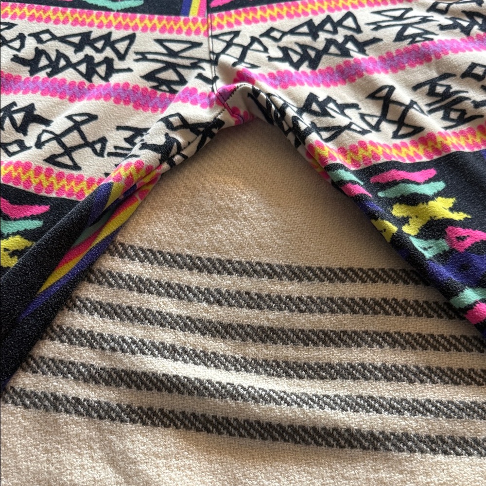 LulaRoe Tall & Curvy Patterned Leggings EUC- listed as 1X - Picture 6 of 6